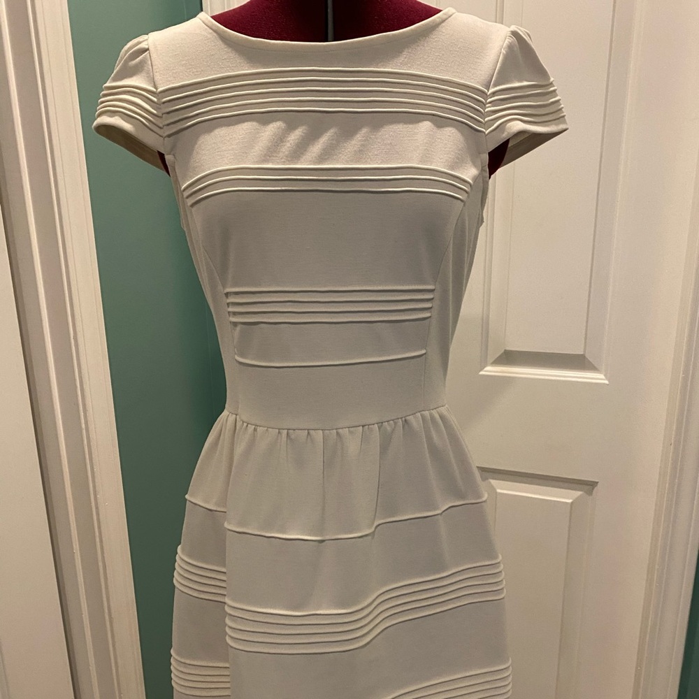 Knee-length dress. Short sleeves.